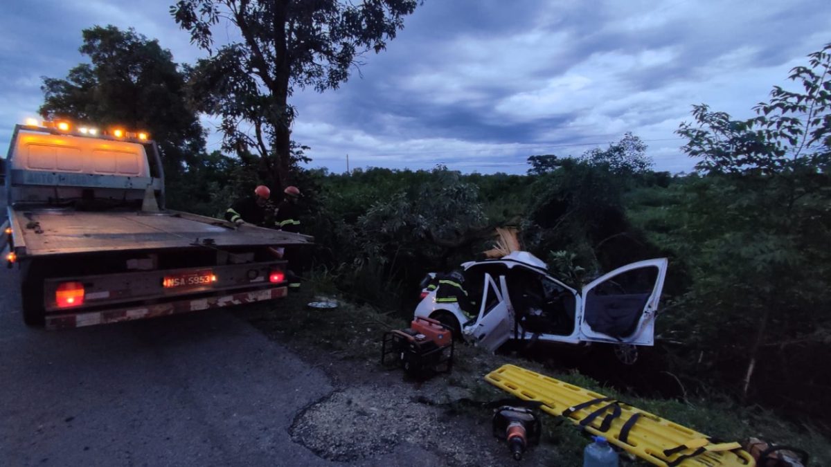 Acidente na BR 262 mata duas mulheres e deixa carro destruído