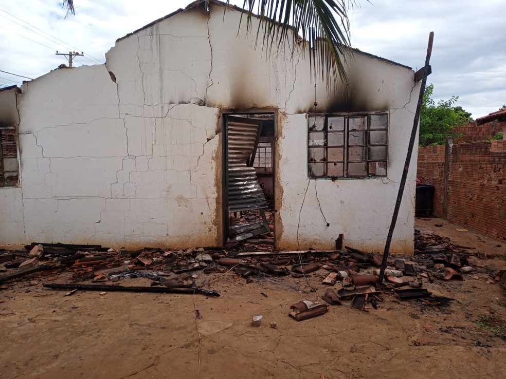 Vídeo Homem é linchado e tem casa incendiada após agredir enteados em