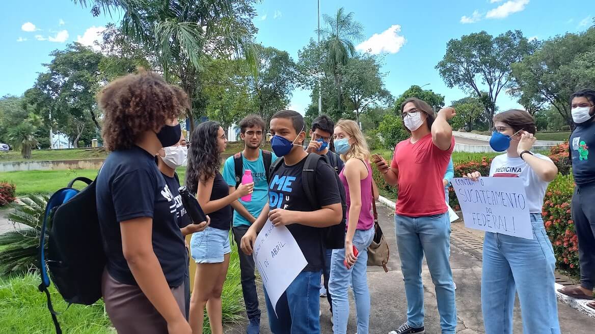 Estudantes Fazem Protesto E Reclamam De Furtos Constantes Na Ufmt