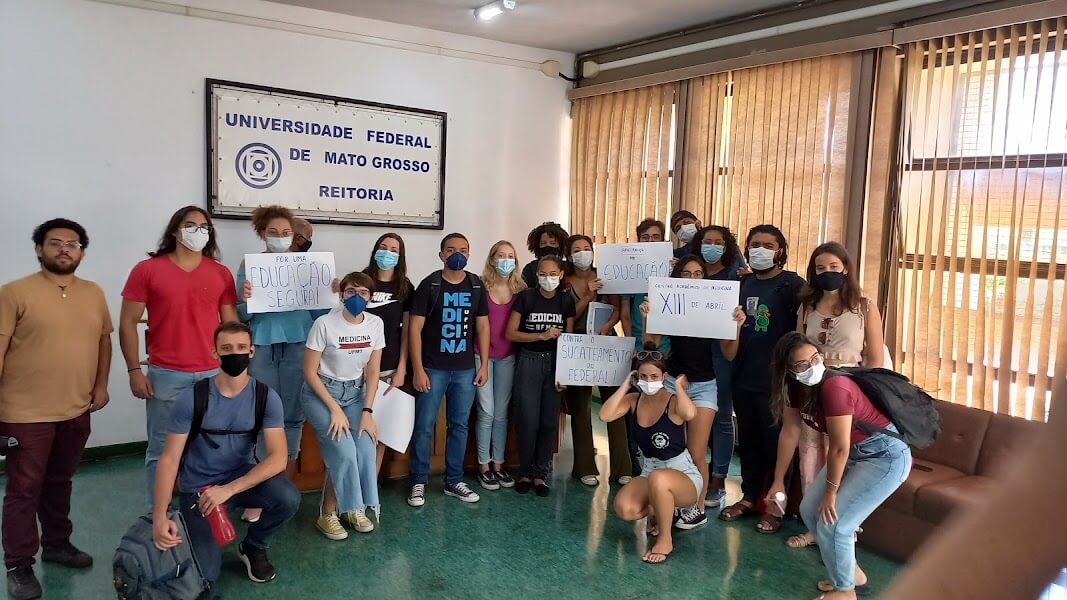 Estudantes Fazem Protesto E Reclamam De Furtos Constantes Na UFMT