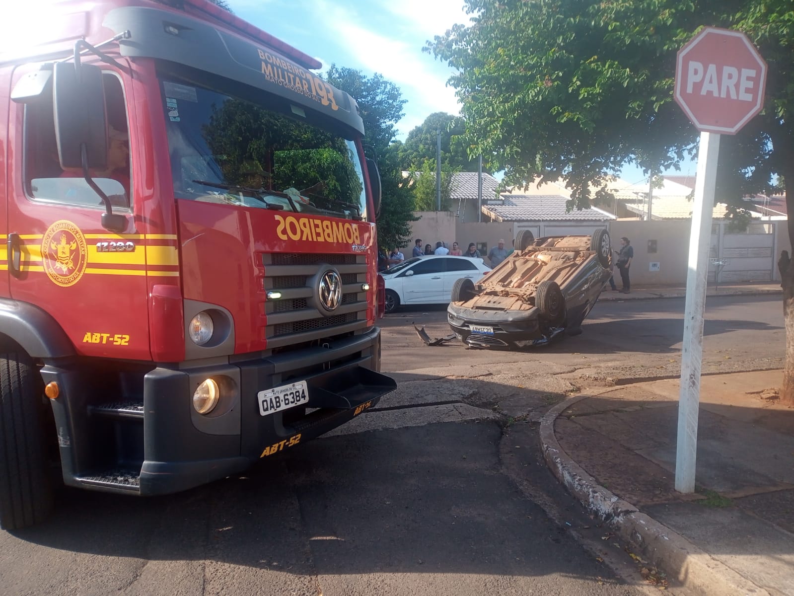 Rodas Para Cima Motorista Se Distrai E Capota Carro Em Campo Grande