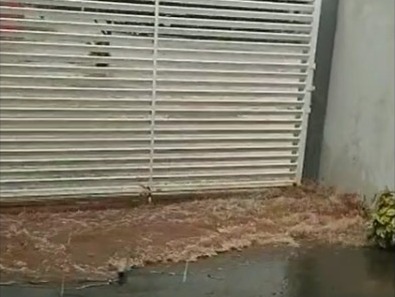 Chuva Intensa Faz Lagoa Transbordar E Casas Ficam Debaixo D Gua