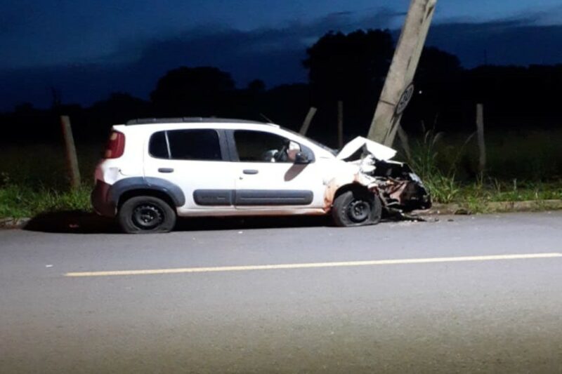 Carro Destr I Poste E Deixa Estrutura Pendurada Por Fios Em Campo Grande