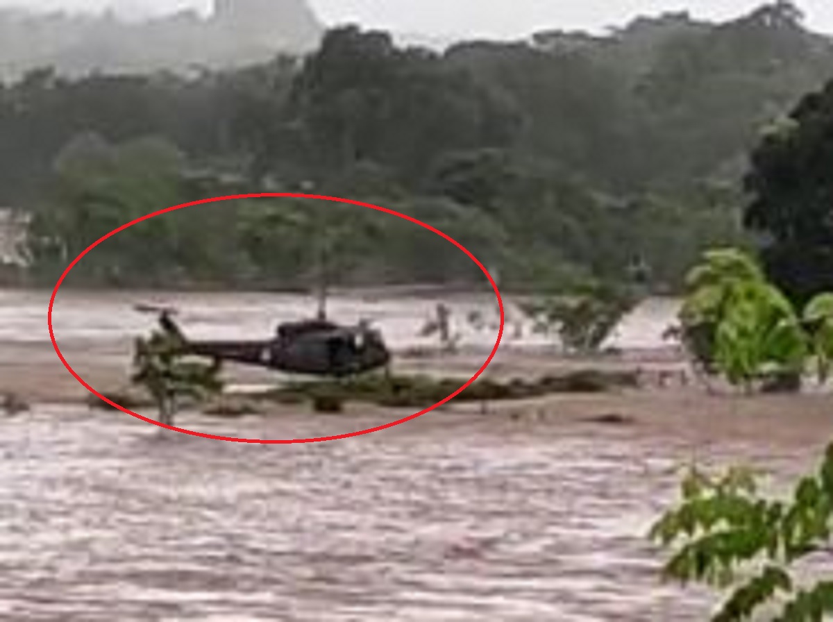 Cena de filme moradores são resgatados de helicóptero em enchente no