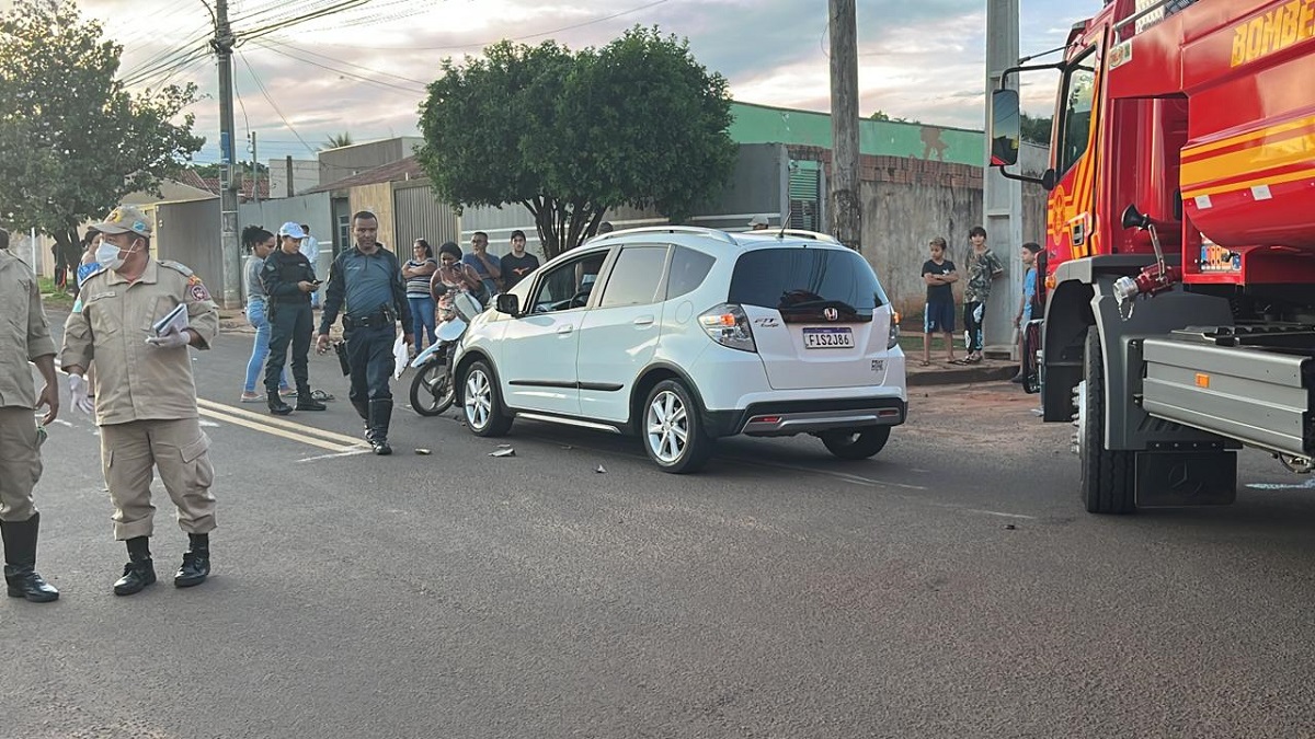 Mãe e filho ficam feridos em cruzamento onde acidentes são rotina