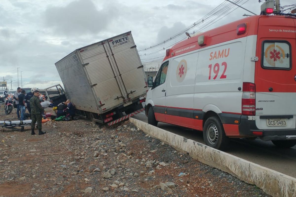 Motorista tem mal súbito e joga caminhão em canteiro da FEB