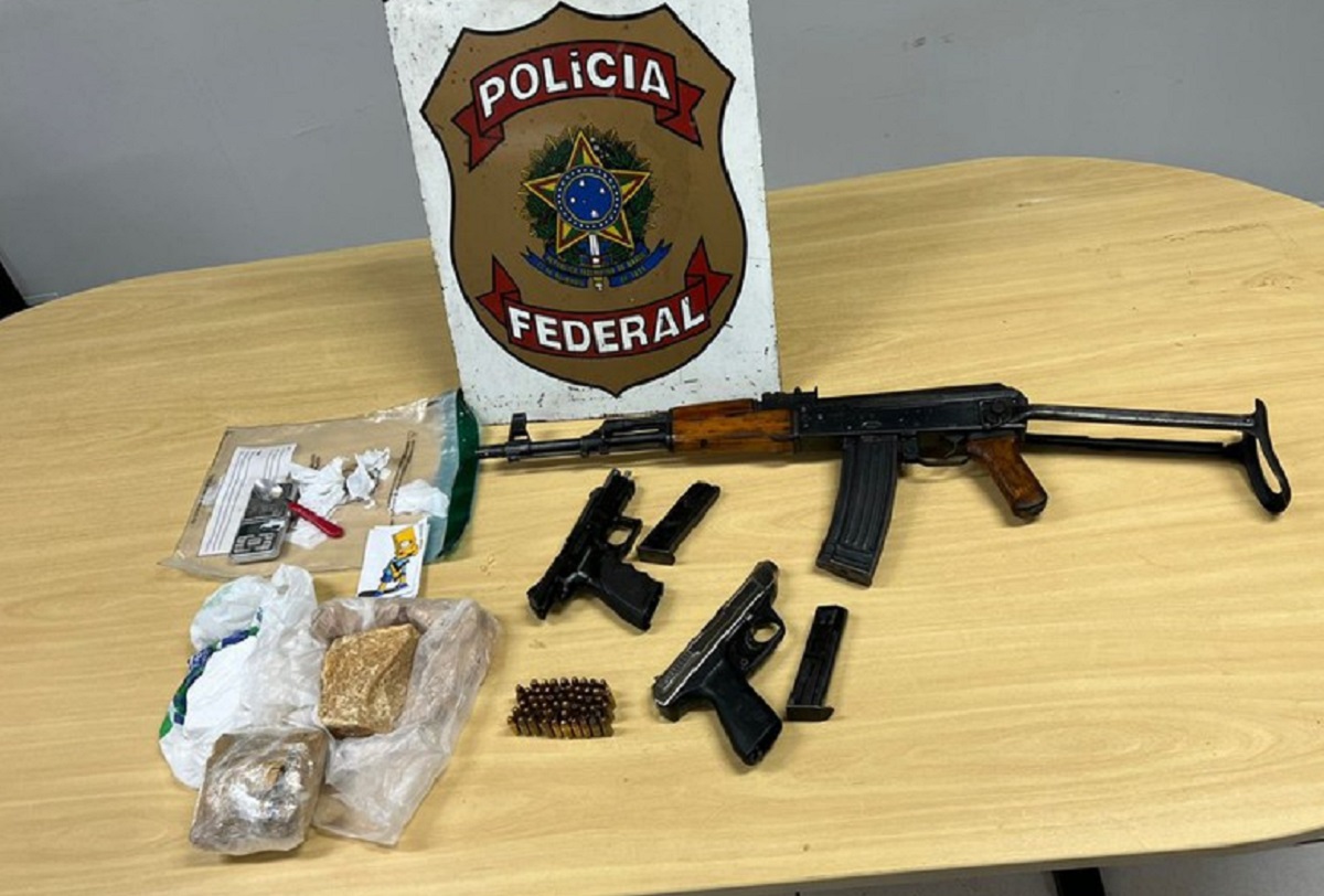 Homem Preso Fuzil E Coca Na No Aeroporto De Ponta Por