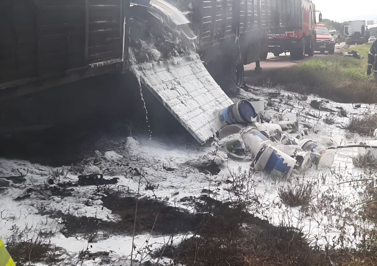 Carreta Carga De Tintas Pega Fogo Na Br