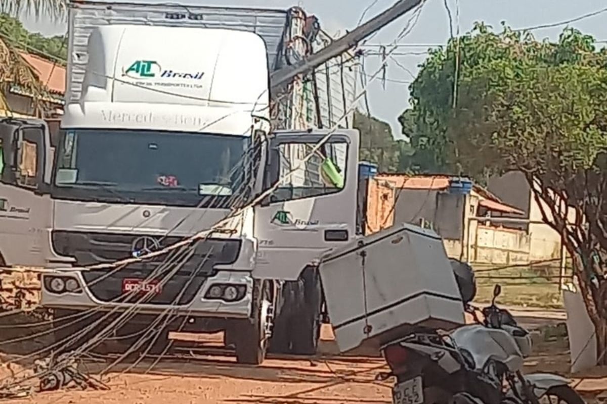 Caminh O Derruba Quatro Postes E Escola Fica Sem Energia Em Cuiab