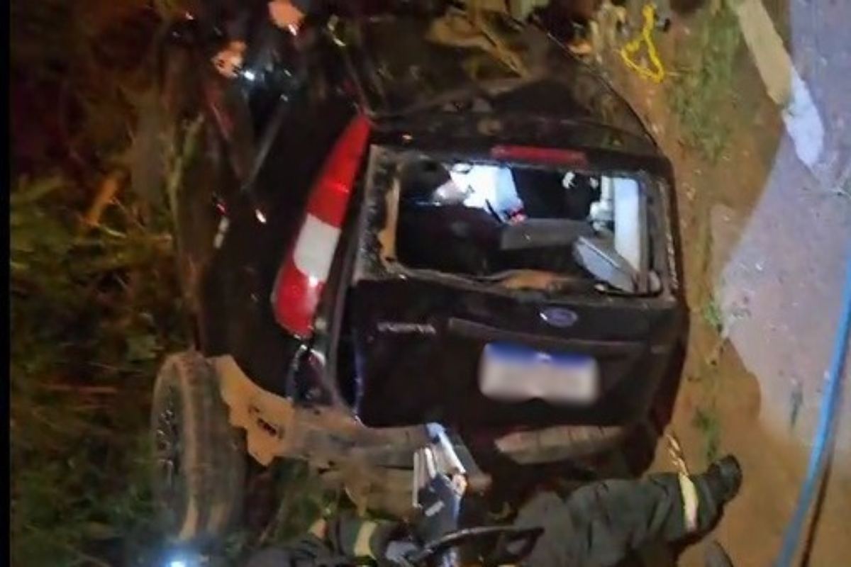 Carro despenca de barranco em travessa sem saída de Campo Grande