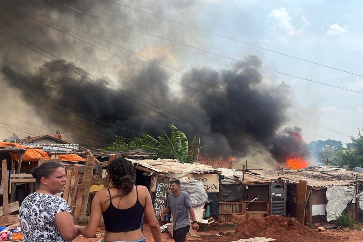 Choro Desespero E Correria Fogo Destr I Barracos Na Favela Do Mandela