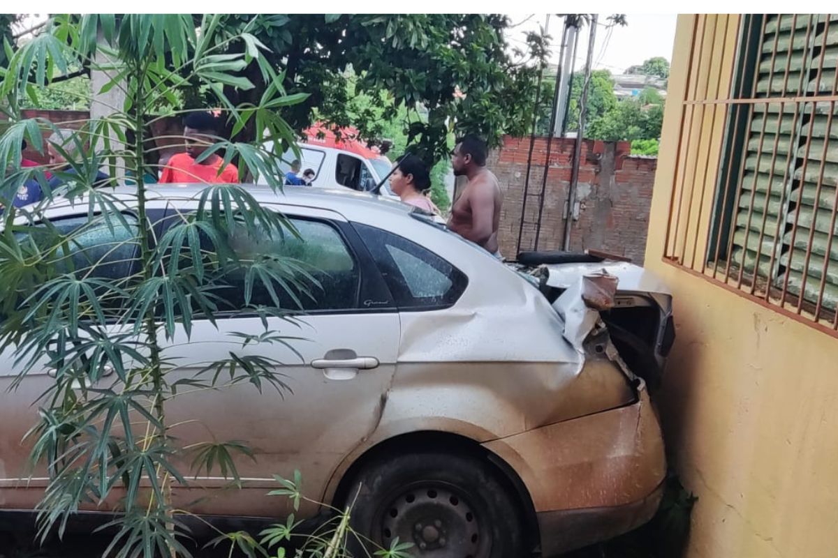 Motorista morre atropelado após deixar o carro desengatado