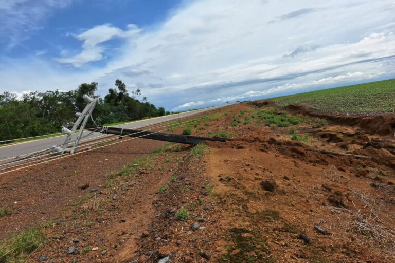 Chuva Forte Provoca Queda De Postes Em Sorriso E Deixa