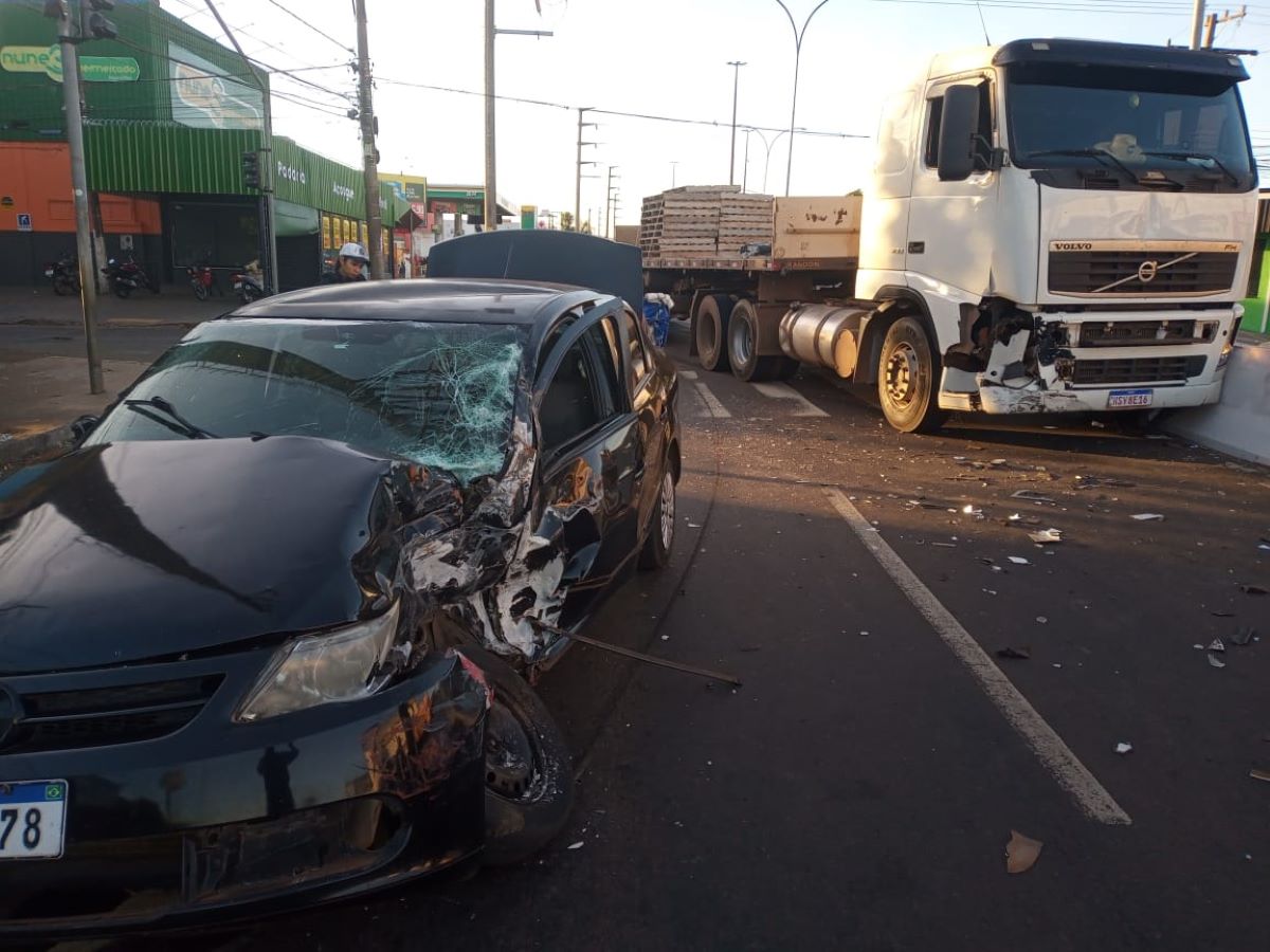 Lateral De Carro Destru Da Por Carreta Em Campo Grande