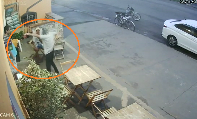 Vídeo: comerciante reage a assalto e toma arma de bandido