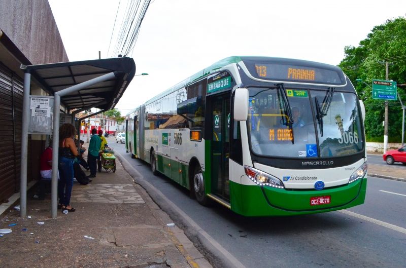 nibus em ponto de Cuiab; linha da 313.