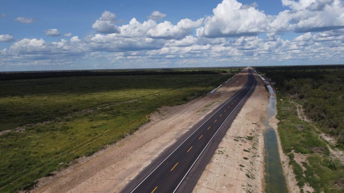 Rodovia que integra Rota Bioceânica liga Carmelo Peralta a Loma Plata, no Paraguai (Foto: MOPC Paraguay)