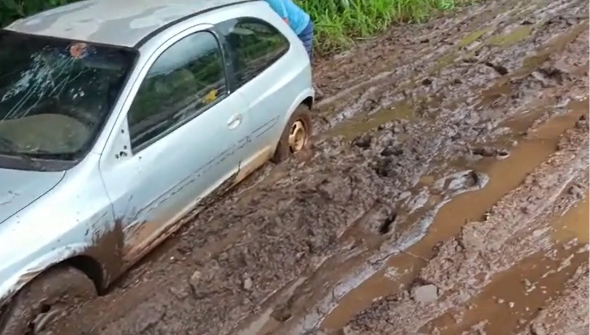 ônibus escolar ao extremo Passando pelos ATOLEIROS! 