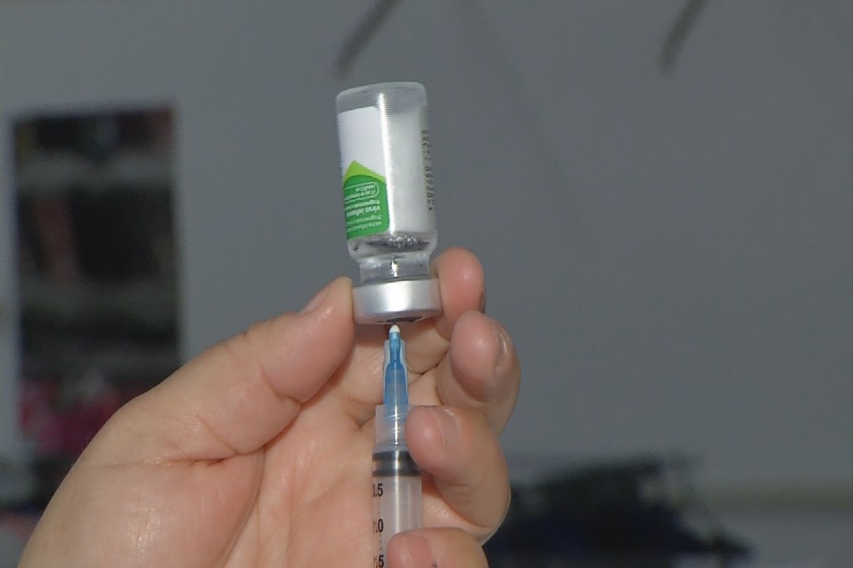 Dose de vacina contra a gripe sendo manuseada; imunizante está liberado para todos com mais de 6 meses, na capital (Foto: Reprodução/TV Morena)