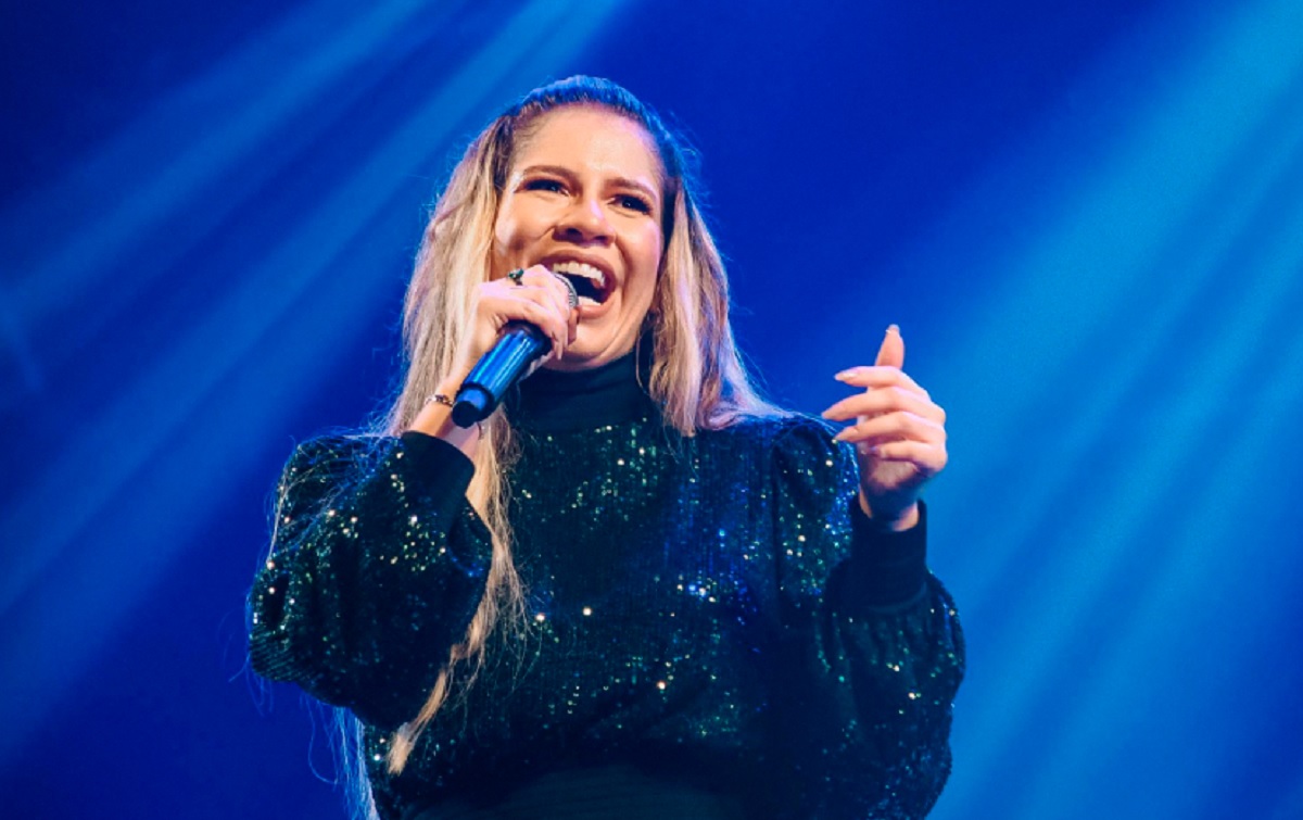 Marília Mendonça cantando