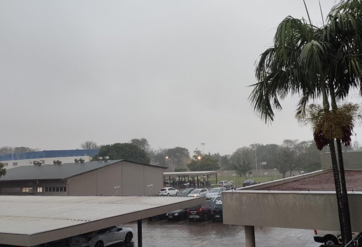 Dia virou noite: chuva anuncia fim do inverno em Campo Grande - PP