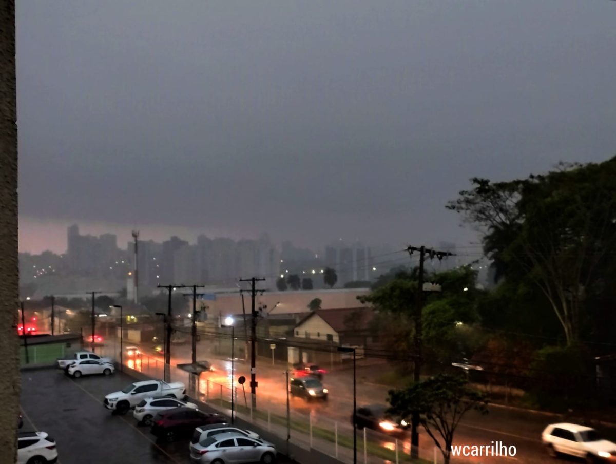 Dia virou noite: chuva anuncia fim do inverno em Campo Grande - PP