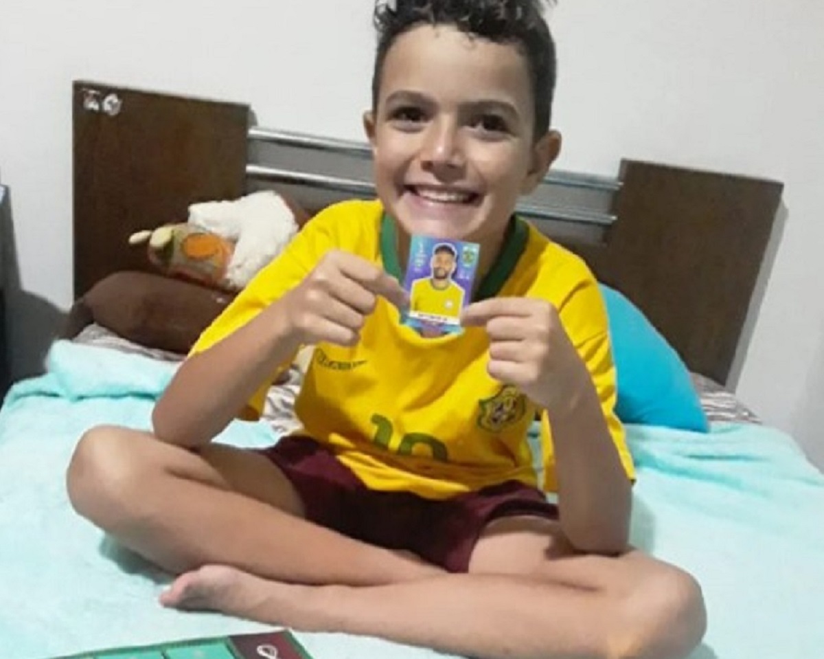 VÍDEO: Menino de 10 anos de Chapecó acha figurinha rara de Neymar