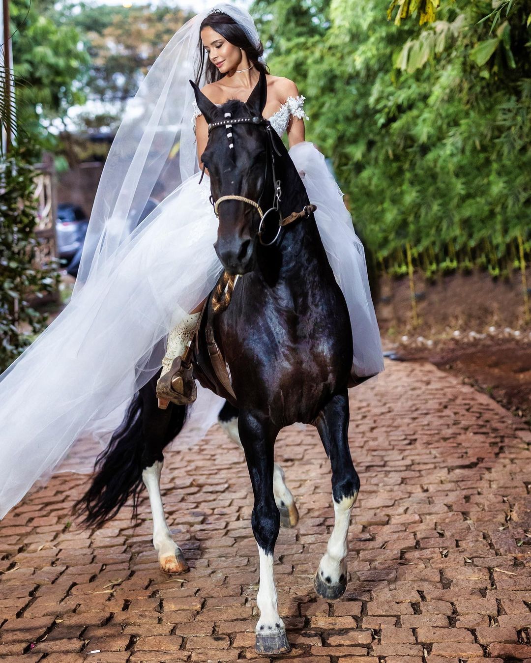 Noiva de João Bosco entra a cavalo em cerimônia de casamento lotada de  artistas