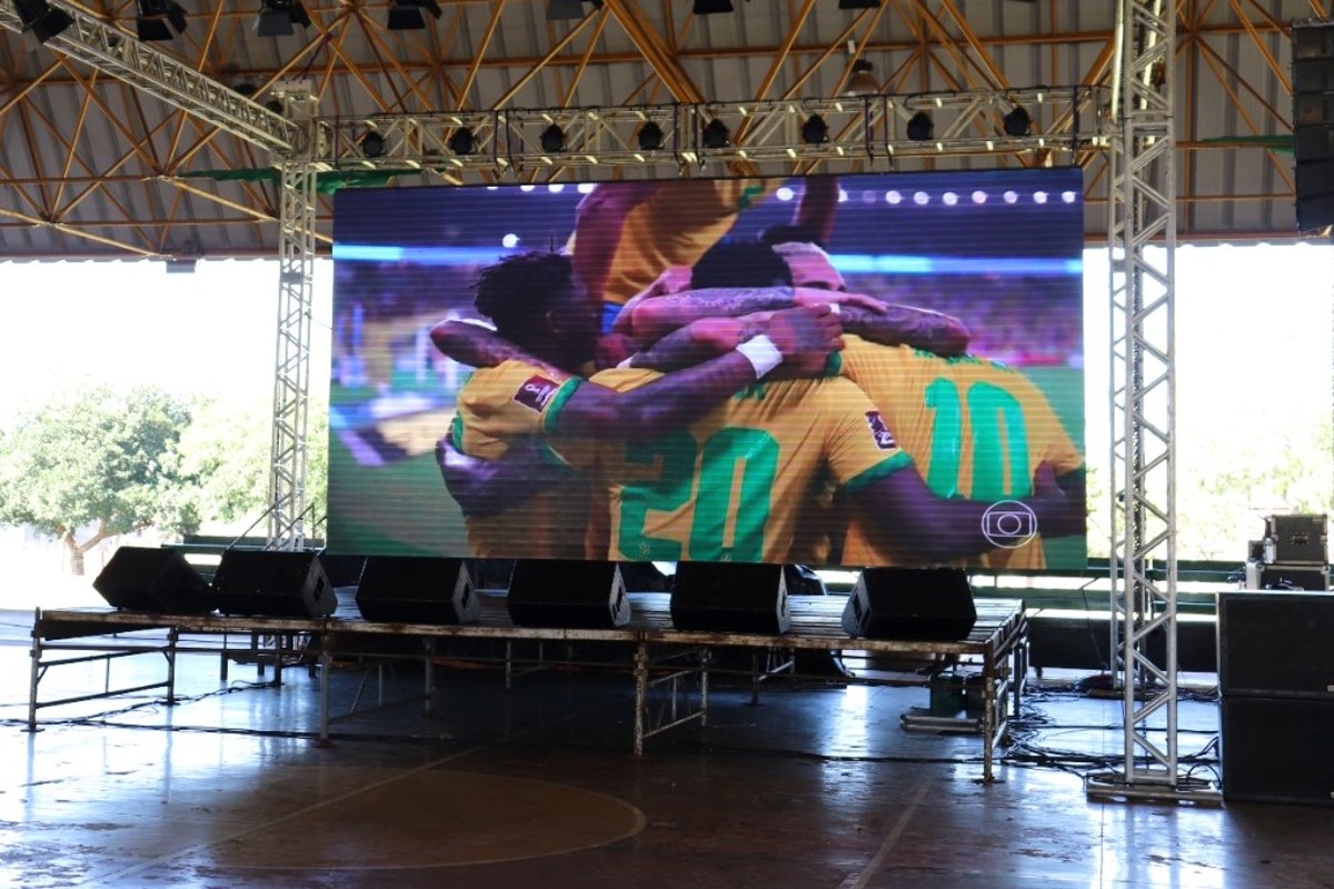 TERCEIRA TRANSMISSÃO AO VIVO EM TELÃO DO JOGO DO BRASIL NA COPA DO