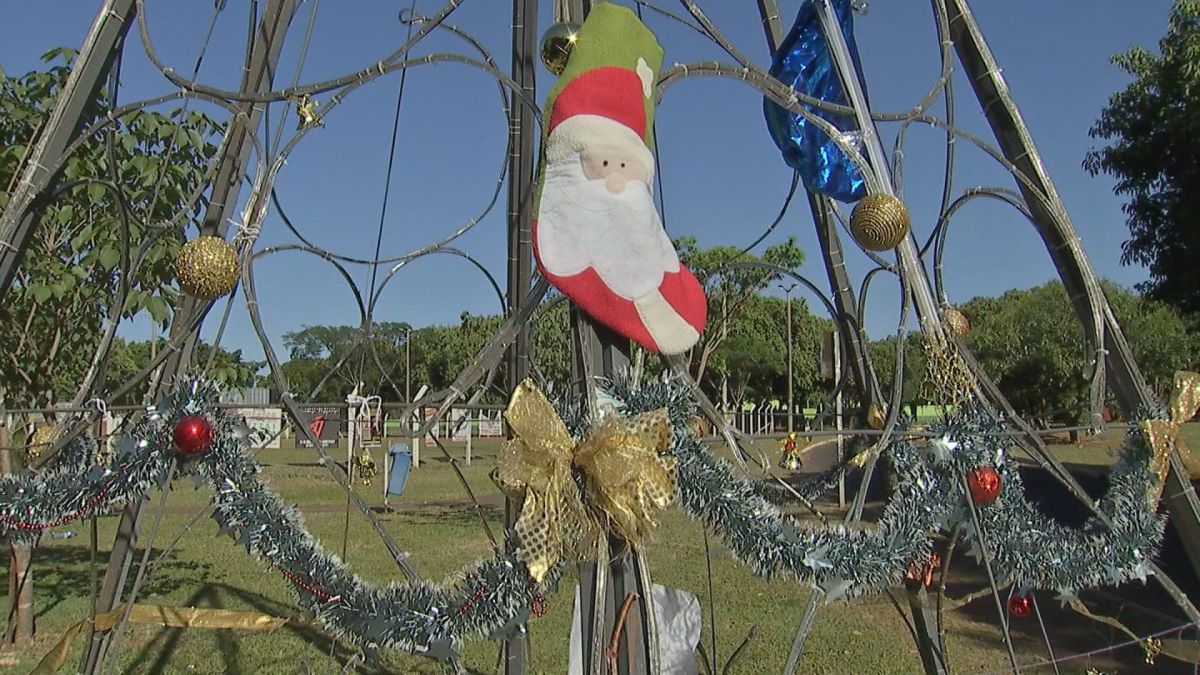 Árvore de Natal comunitária ganha vida em bairro de Campo Grande - Primeira  Página