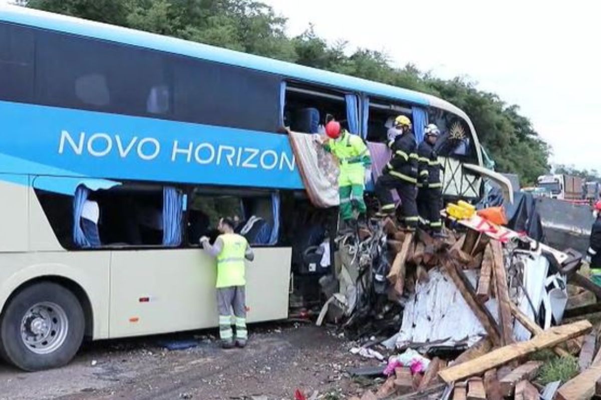 Ônibus Teria Invadido A Contramão E Batido Em Caminhão; Acidente Matou ...