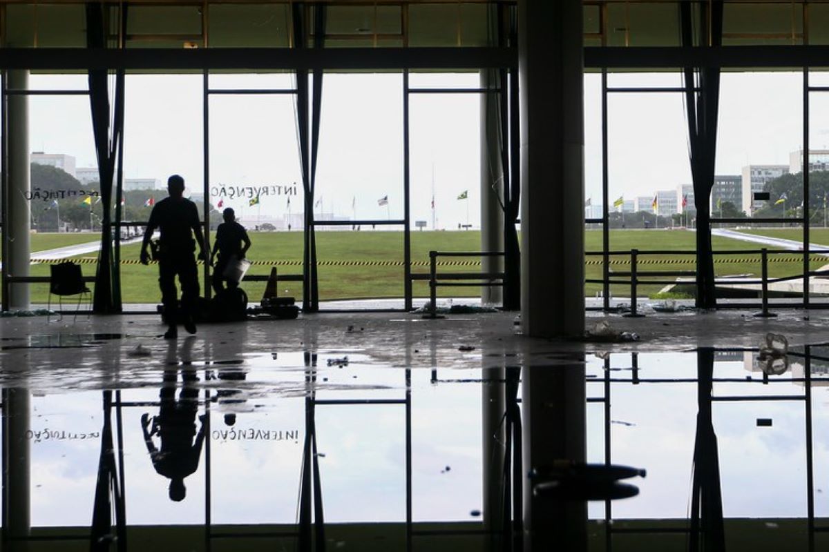 Estragos causados por golpistas no Senado Federal (Foto: Marcelo Camargo/Agência Brasil)