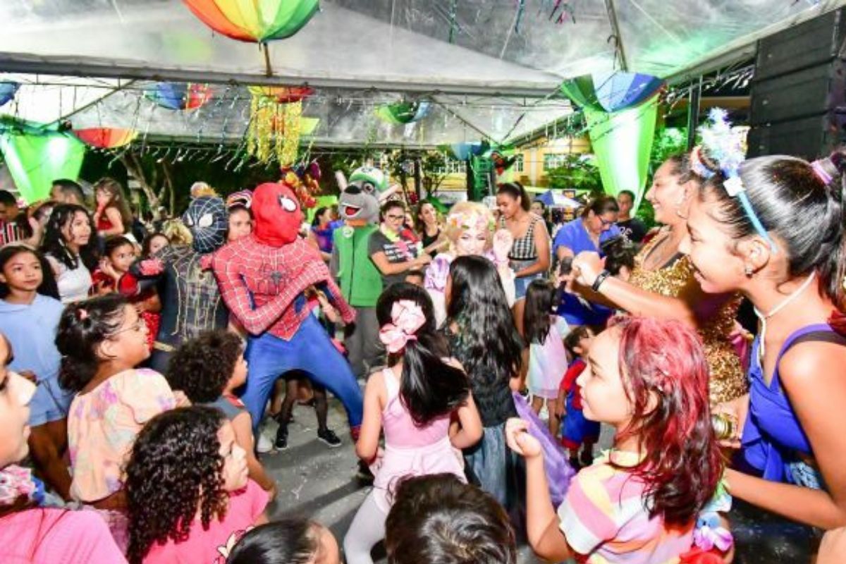 Crianças e fantasiados no carnaval, folia de momo em Cuiabá 2023