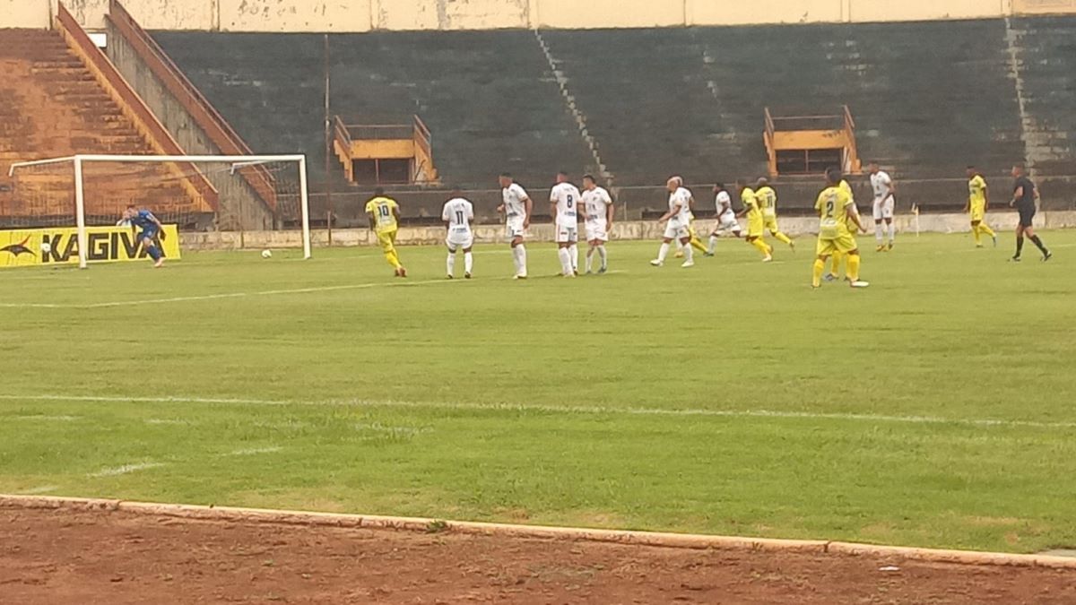 Com líder em campo, Brasileirão tem quatro jogos hoje - Dourados News