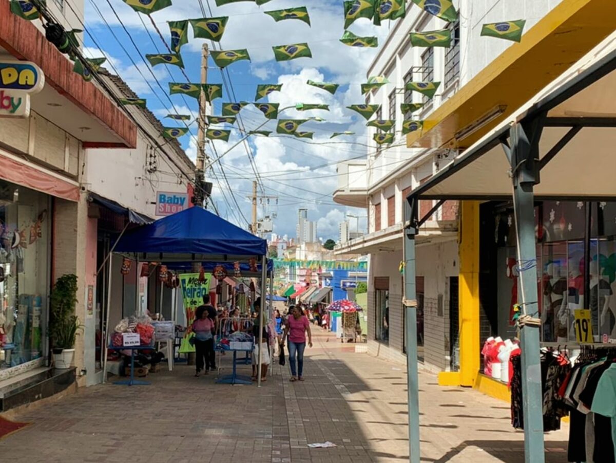 Sendo ponto facultativo, o Carnaval contará com comércio aberto em Cuiabá e Várzea Grande. (Foto: Gabi Braz)