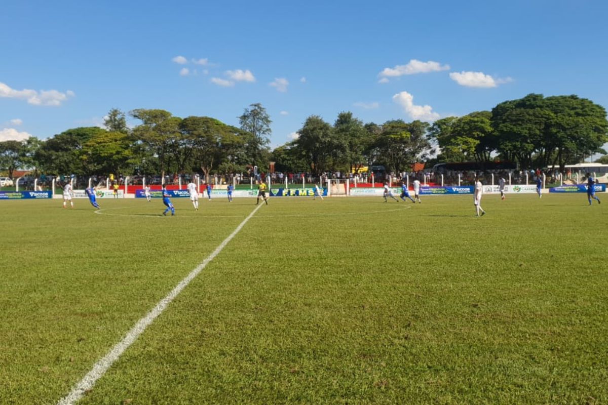 Lance do jogo entre Operário Atlético Caarapoense e Aquidauanense, no estádio Carecão, pela 3ª rodada do Campeonato Sul-Mato-Grossense 2023 (Foto: Paulo Amaro Cáceres/FFMS)