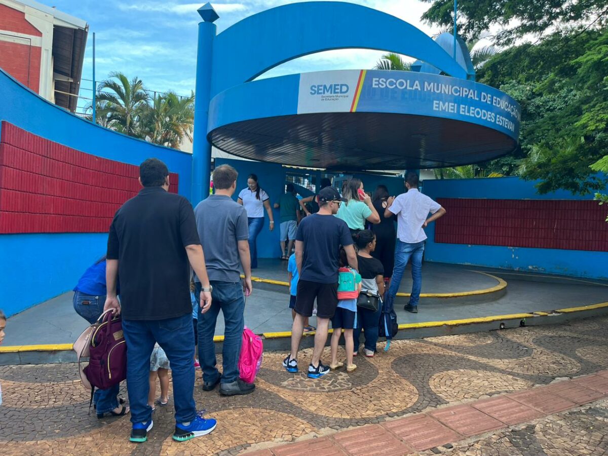 Movimento em frente a um dos Emeis de Campo Grande (Foto: Ana Lívia Tavares)