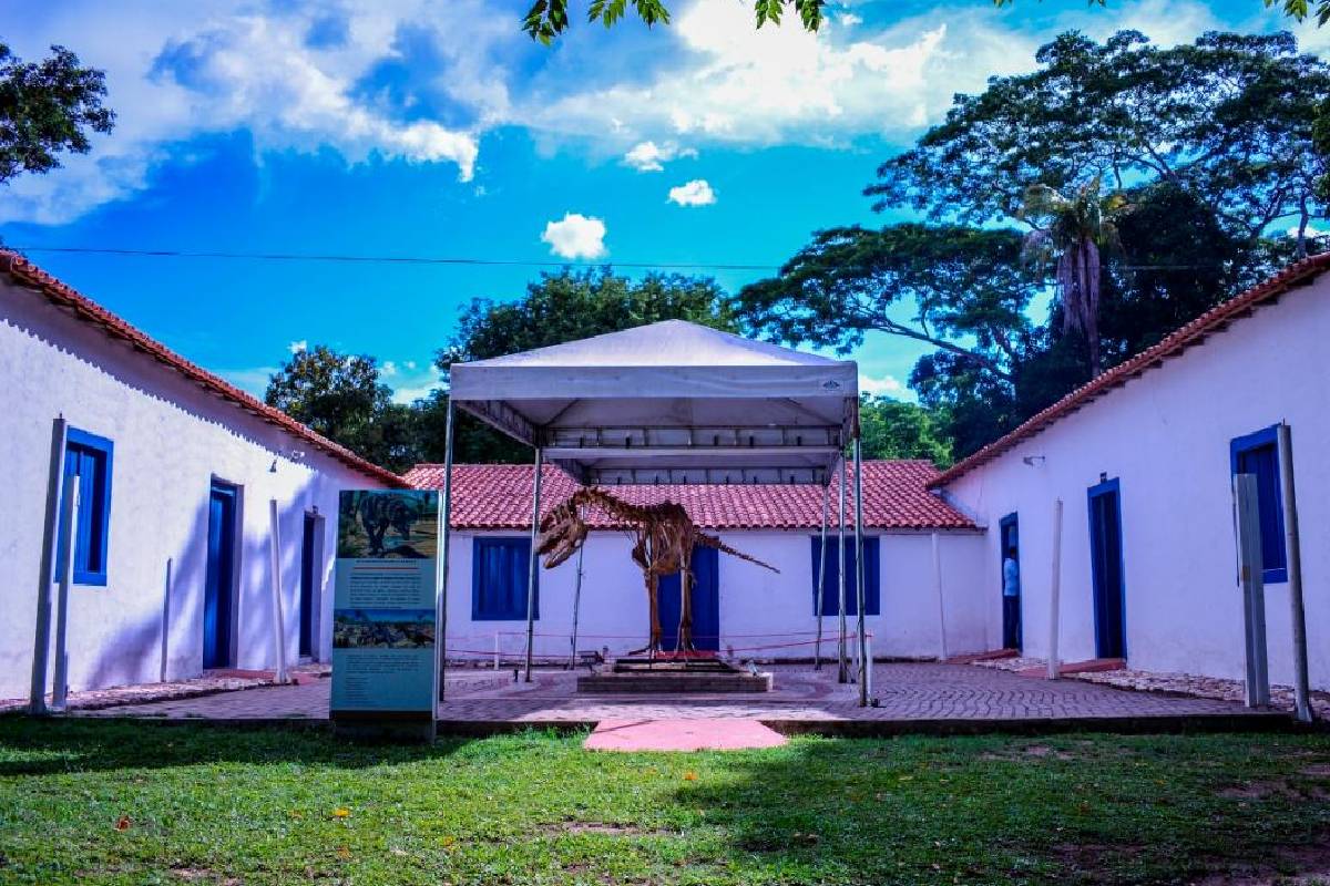 Museu de História Natural está localizado na Avenida Manoel José de Arruda (Beira Rio), nº 2000, bairro Jardim Europa, em Cuiabá.