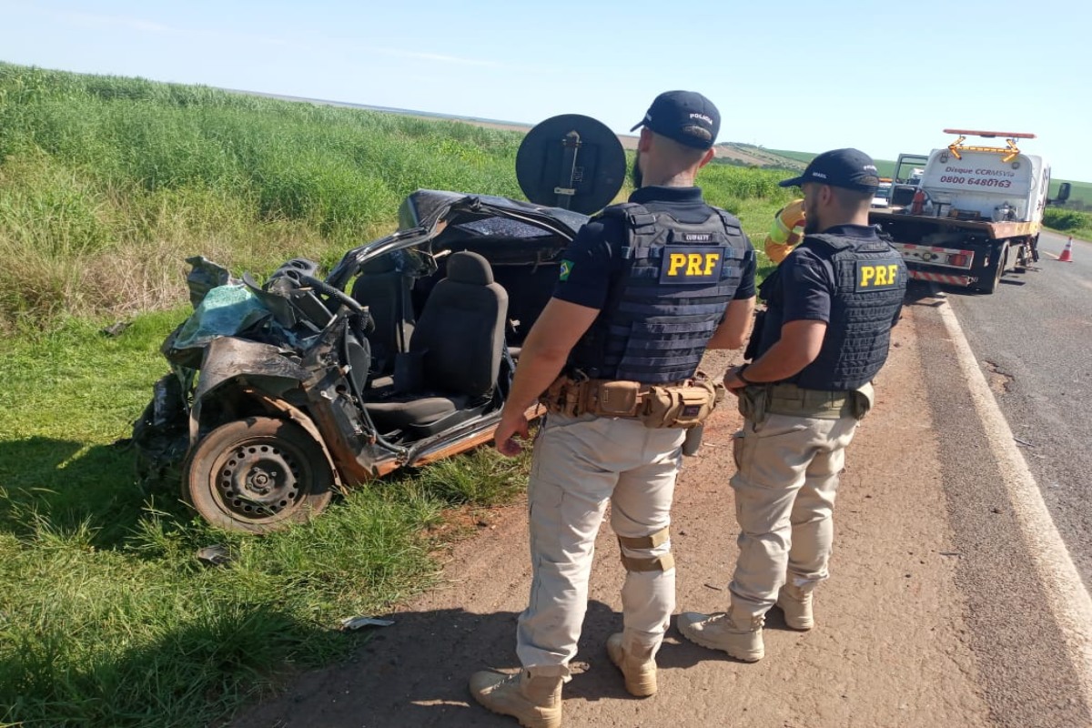 Policiais rodoviários federais no local do acidente (Foto: Divulgação/PRF)