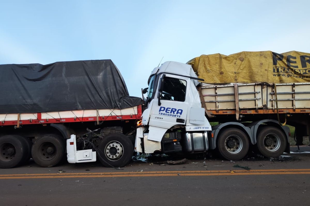 Motorista do terceiro caminhão envolvido no acidente colidiu na traseira de outro veículo e morreu com o impacto (Foto: Portal Selvíria)
