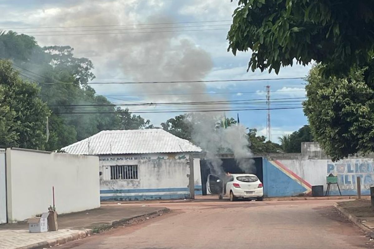 O carro utilizado na ação criminosa foi incendiado. (Foto: Reprodução)