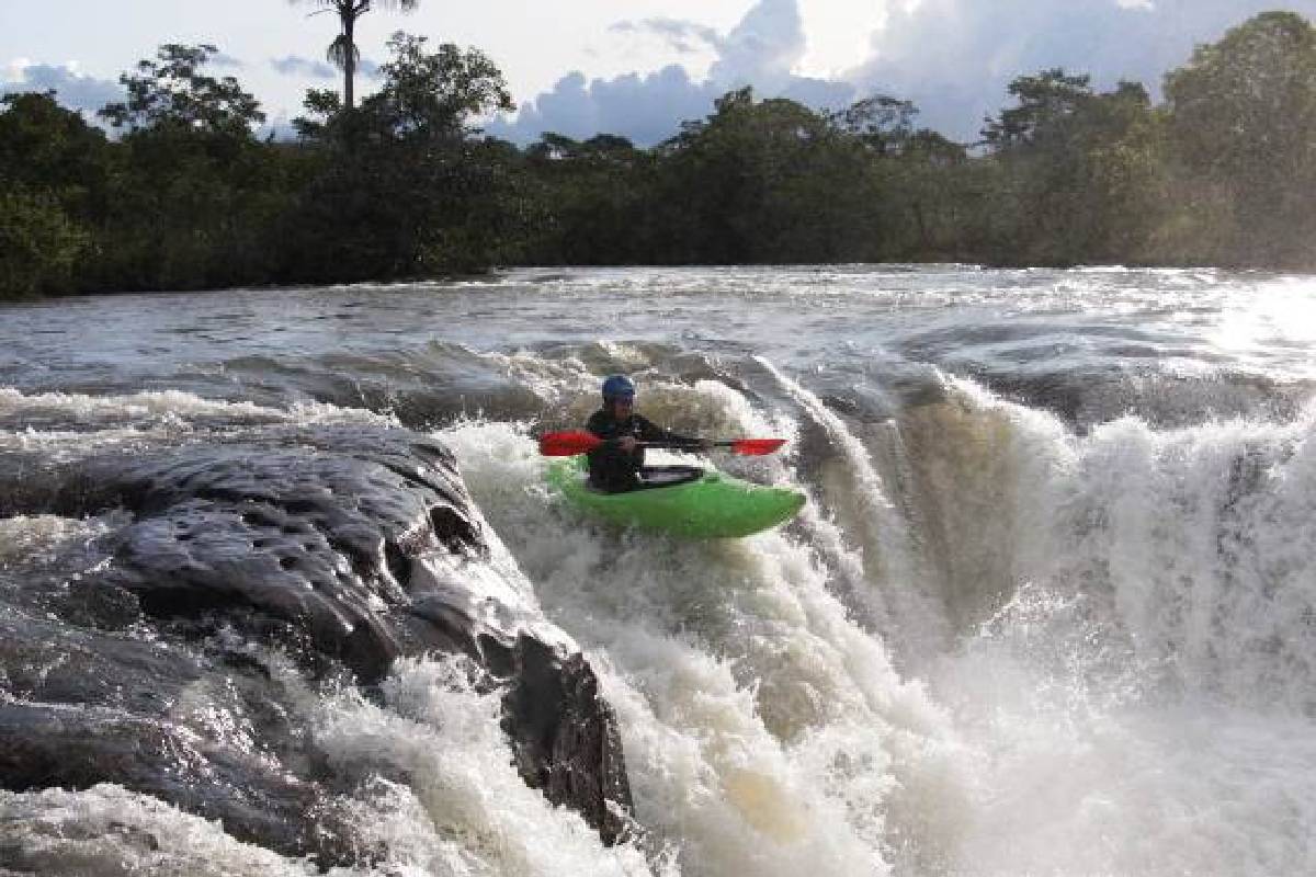 Instrutor Hilton Figueiredo praticando canoagem.