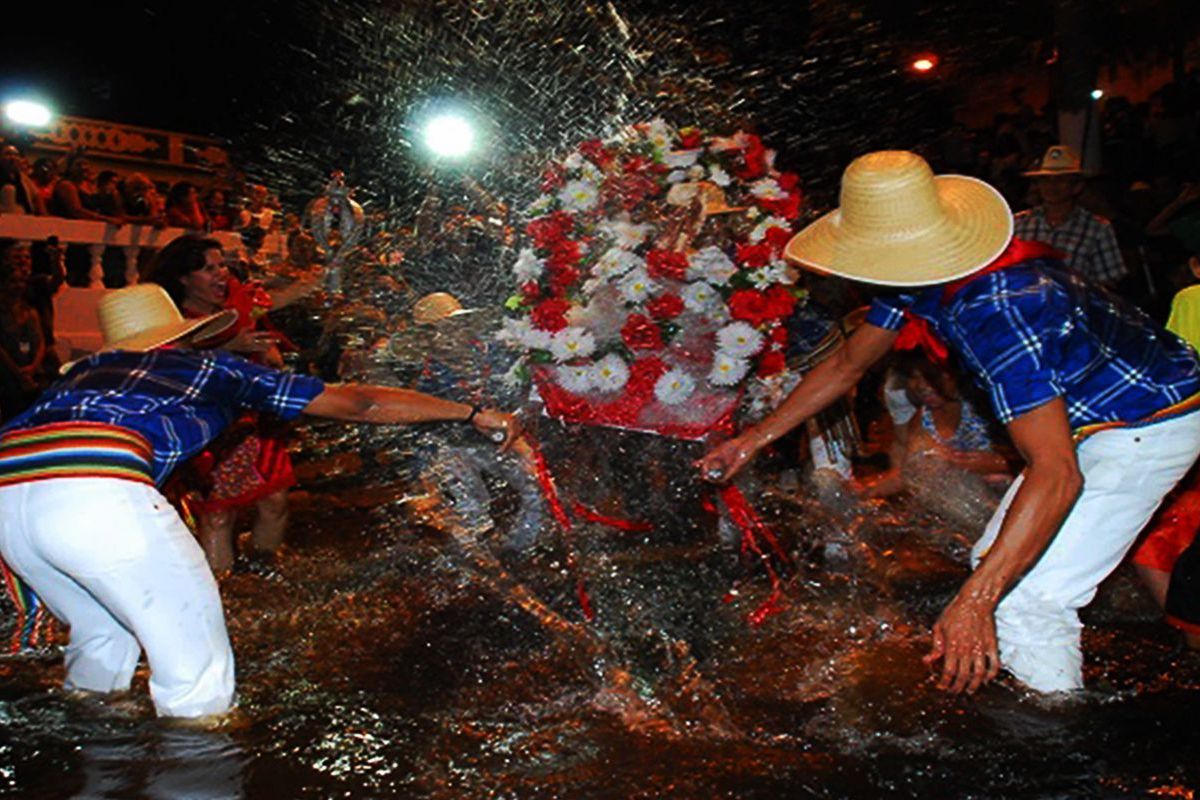 Tradicional banho de São João realizado em Corumbá (Foto: Fundação de Cultura de MS)