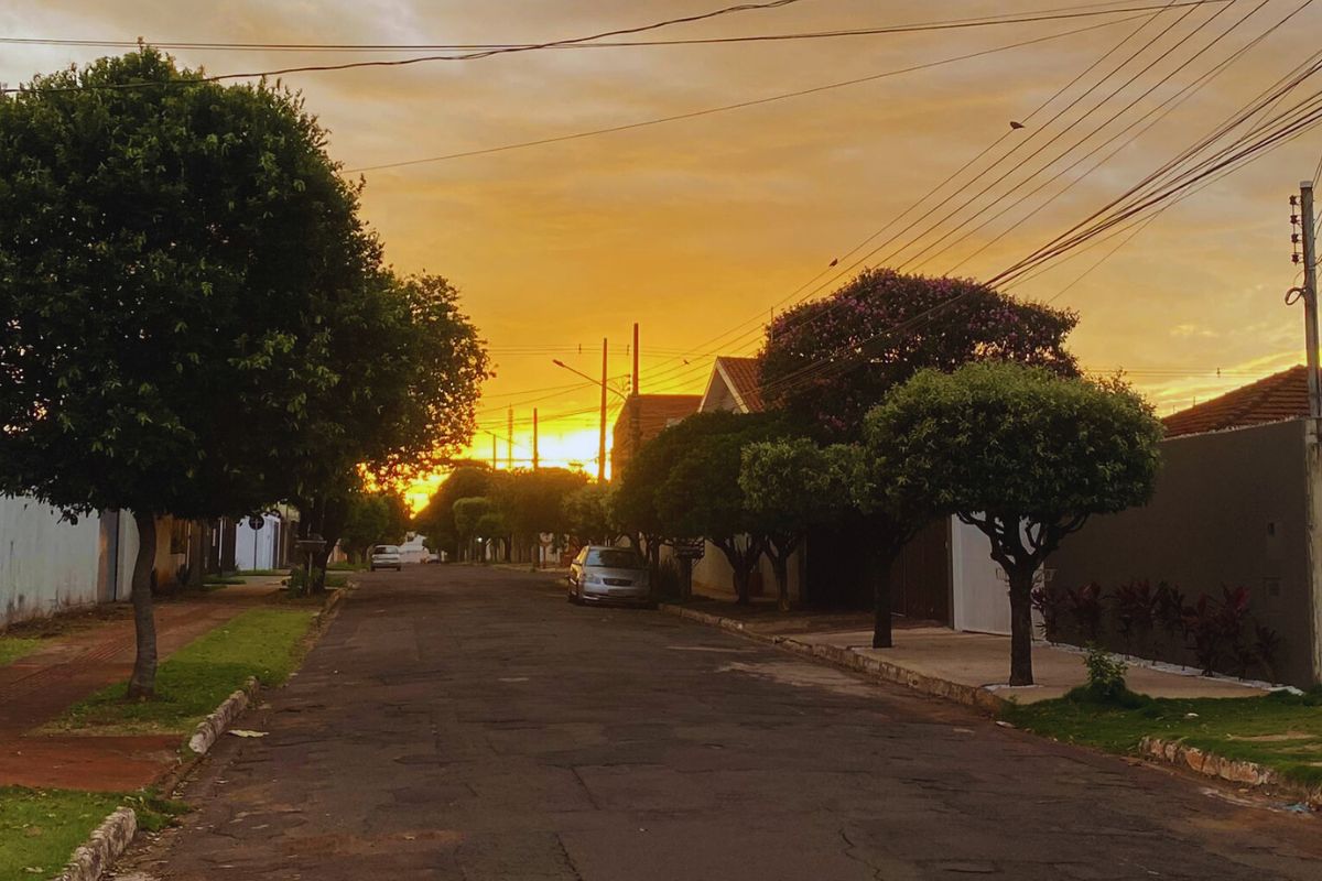 Sol em Campo Grande apareceu bem cedo e logo foi ofuscado por nuvens (Foto: Cristiano Arruda)