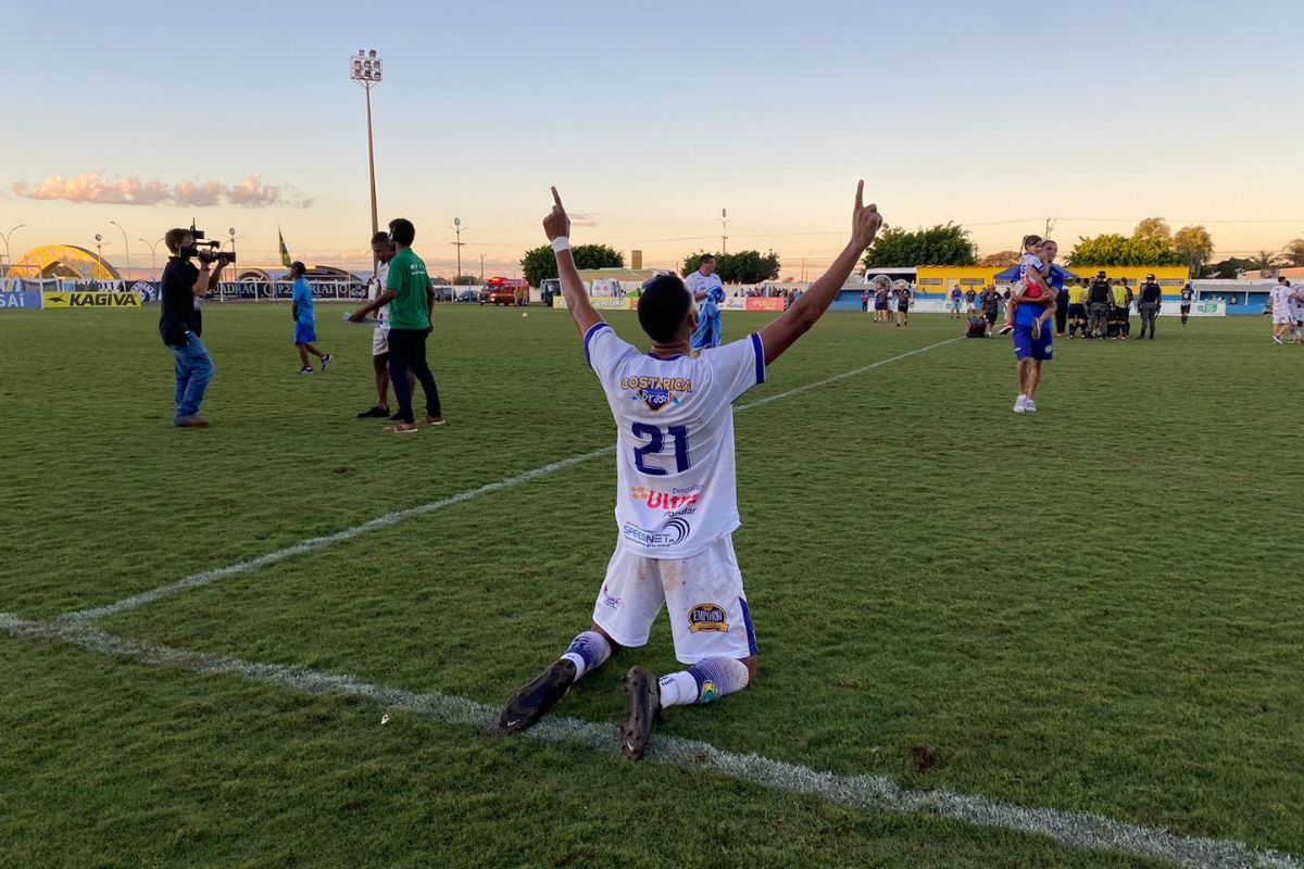 Luan Macaé no fim do jogo em que Costa Rica terminou bicampeão sul-mato-grossense no estádio Laertão (Foto: José Pereira)