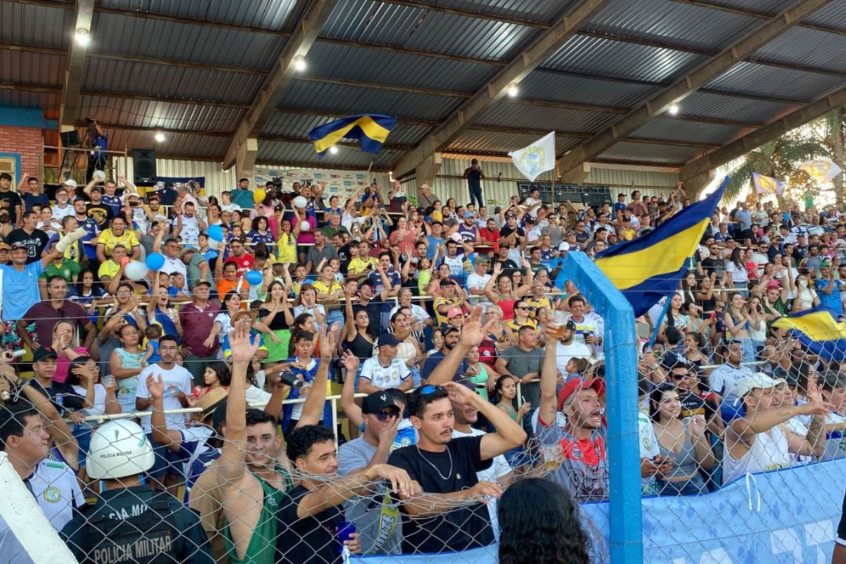 Torcida do Costa Rica comemora bicampeonato sul-mato-grossense no estádio Laertão (Foto: José Pereira)