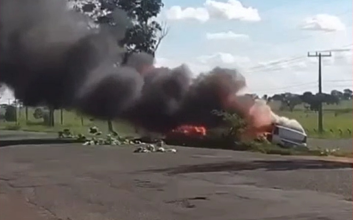 VÍDEO: Carro pega fogo no centro de Caxias do Sul