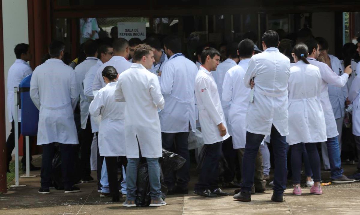 Médicos antes da prova do Revalida