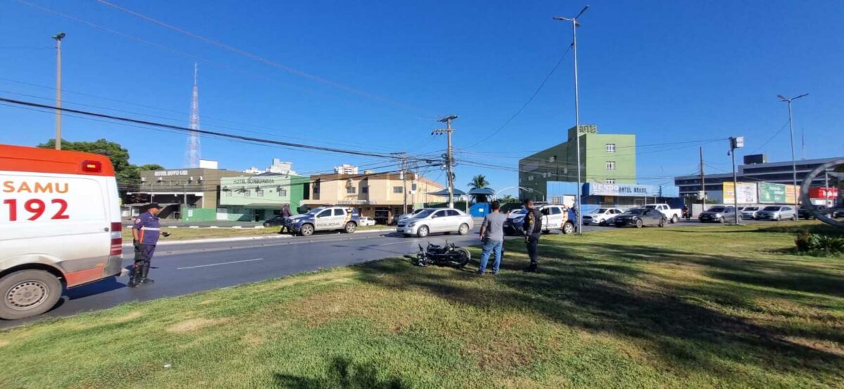 Mulher bate moto em carro e morre em avenida de Cuiabá