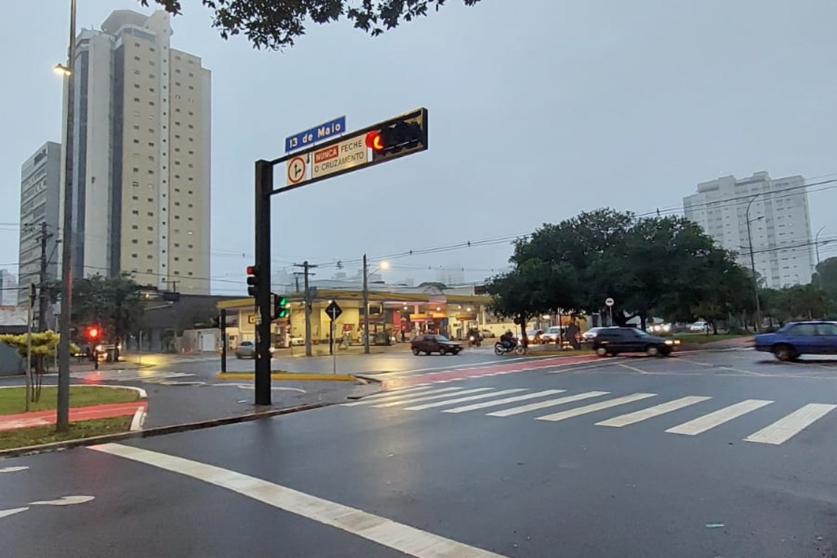 Tempo fechado em Campo Grande, nesta quinta (Foto: João Carlos Corrêa)